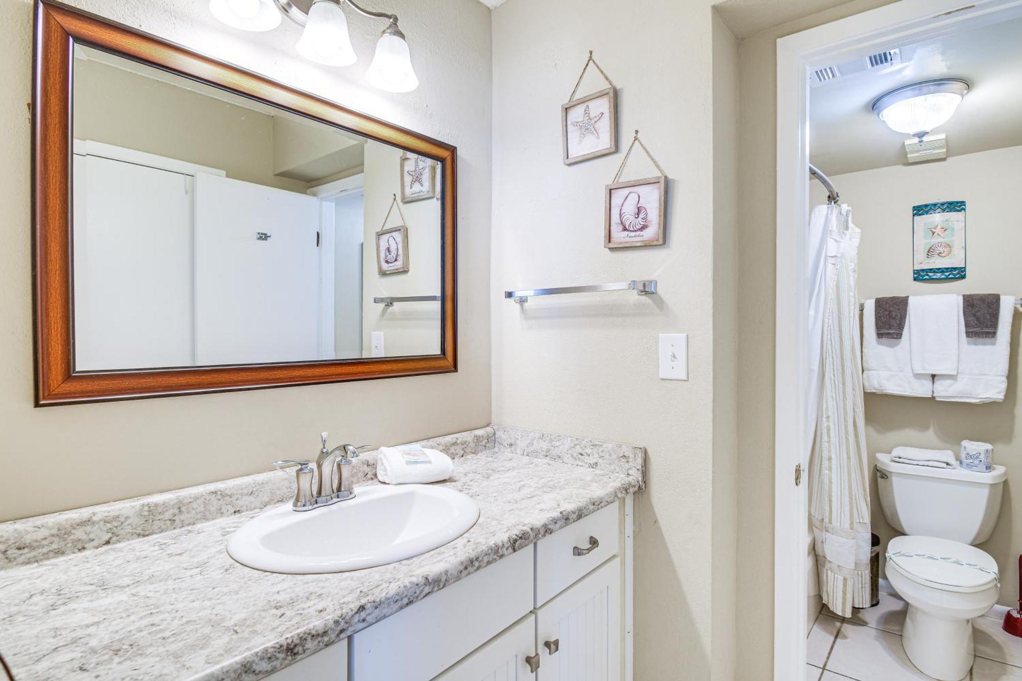 Breezy Orange With Balcony And Water View! Orange Beach